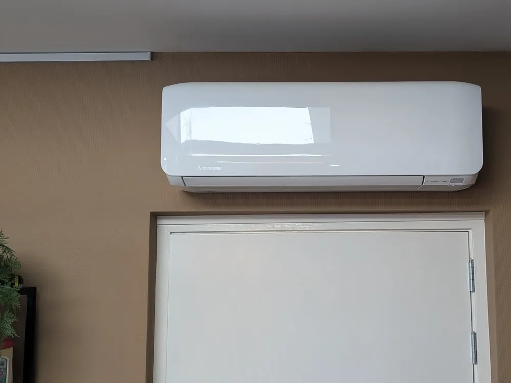 Binnenunit van een Mitsubishi Heavy-airco, netjes gemonteerd aan de wand