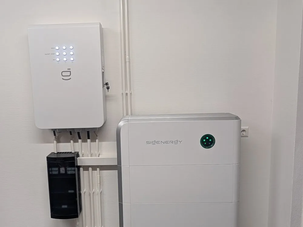 Sigenergy-thuisbatterij met omvormer, geïnstalleerd tegen een binnenmuur