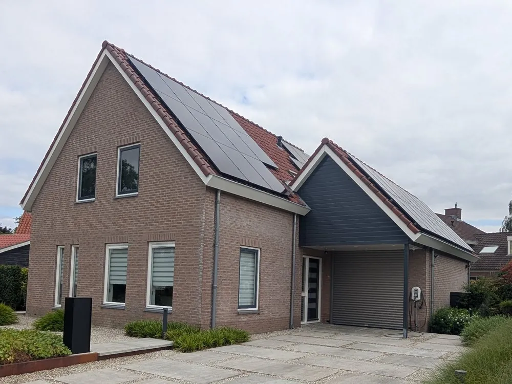Woning met full-black zonnepanelen strak gelegd op het schuine dak