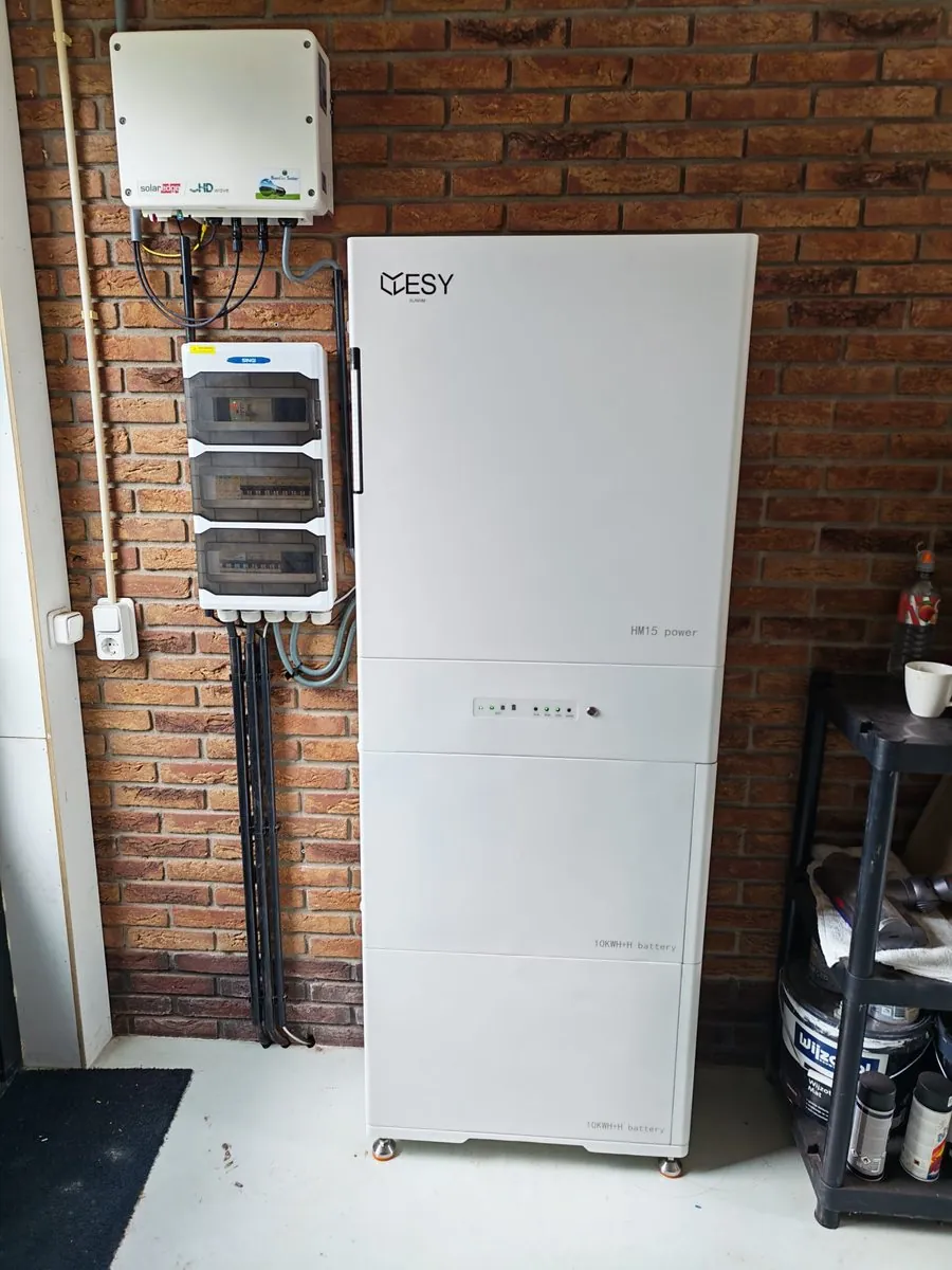 ESY-thuisbatterij met omvormer, binnen tegen de wand gemonteerd