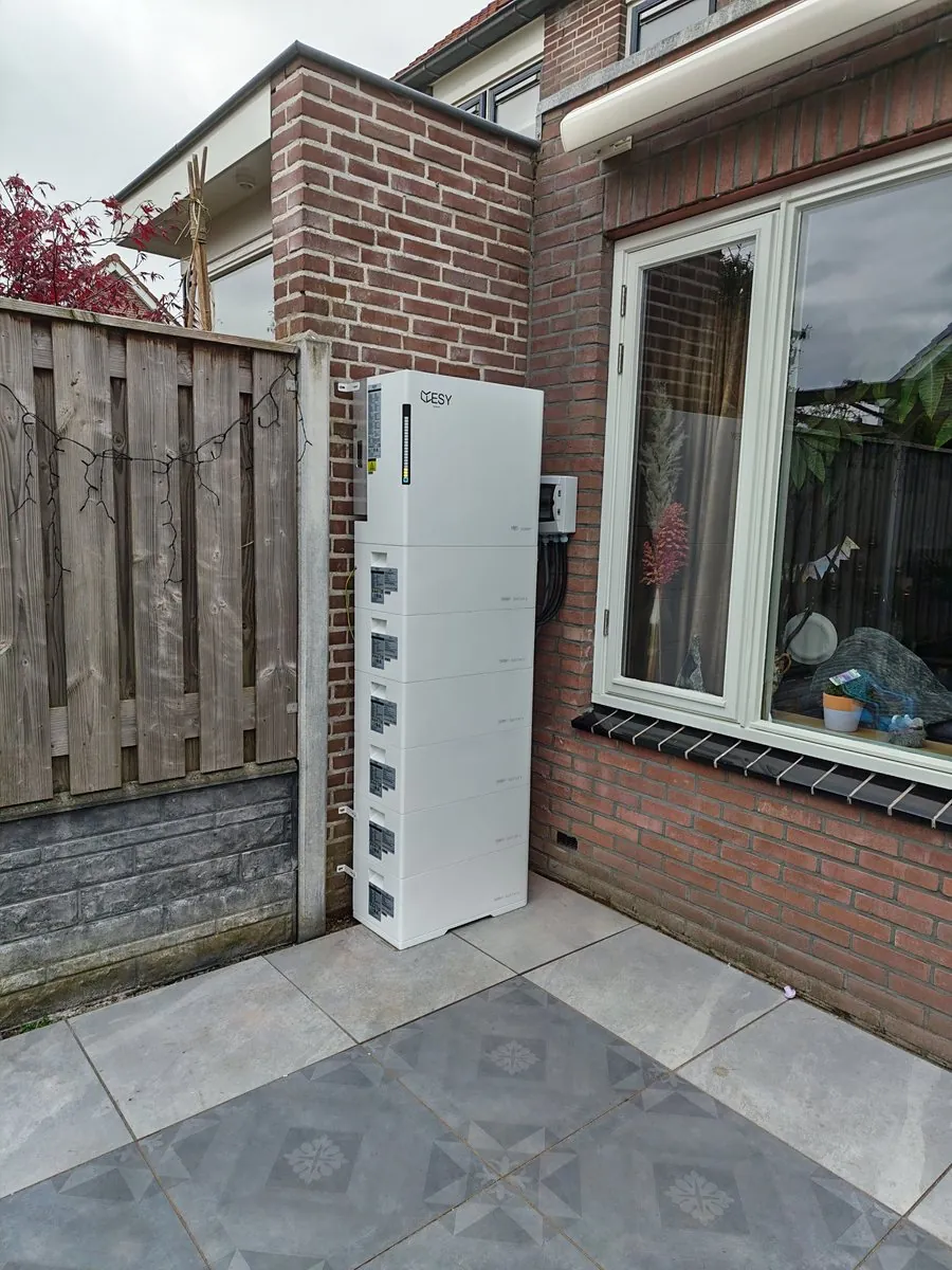 ESY-thuisbatterij in buitenopstelling tegen de gevel van een woning