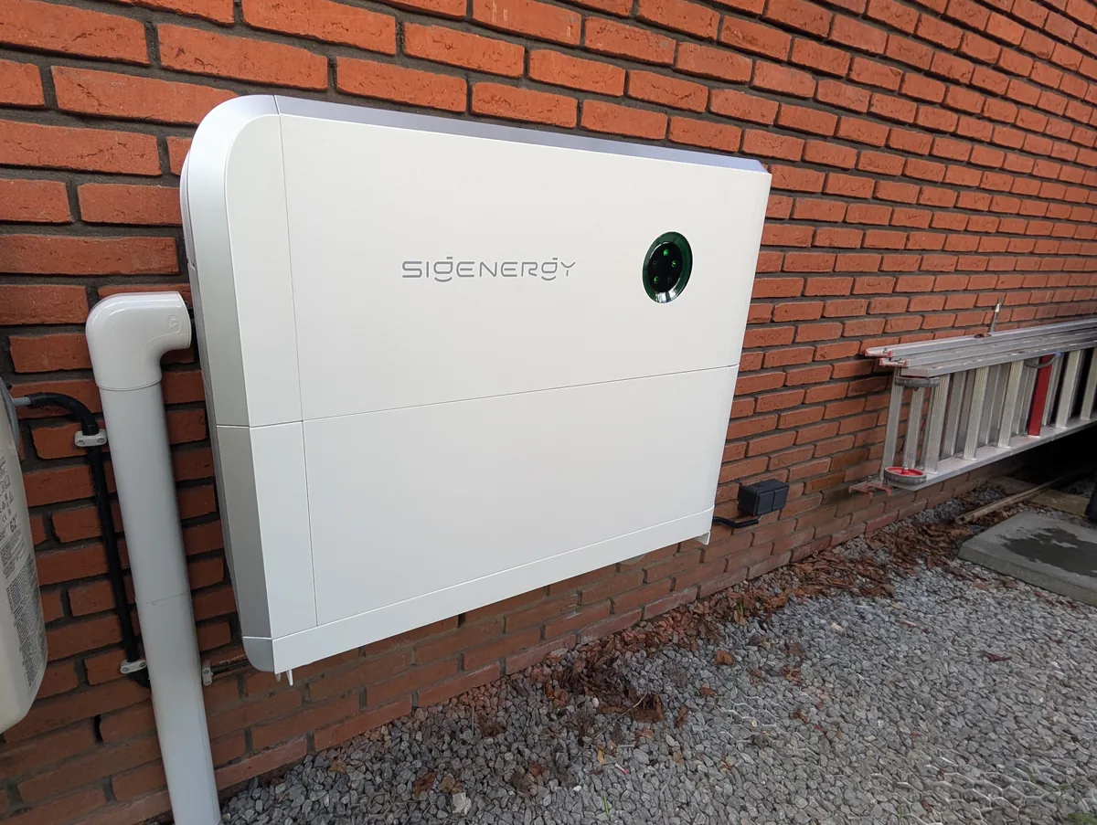 Sigenergy-thuisbatterij aan een bakstenen buitengevel in Amersfoort