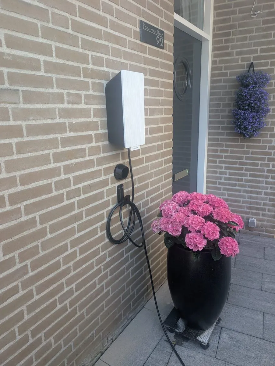 TeltoCharge-laadpaal aan de gevel van een woning in Arnhem