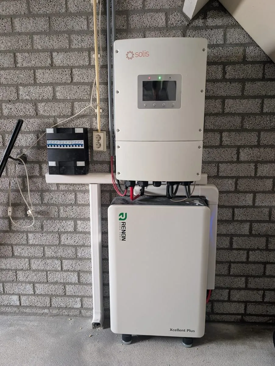 Renon-thuisbatterij met omvormer aan een garagemuur in Beers