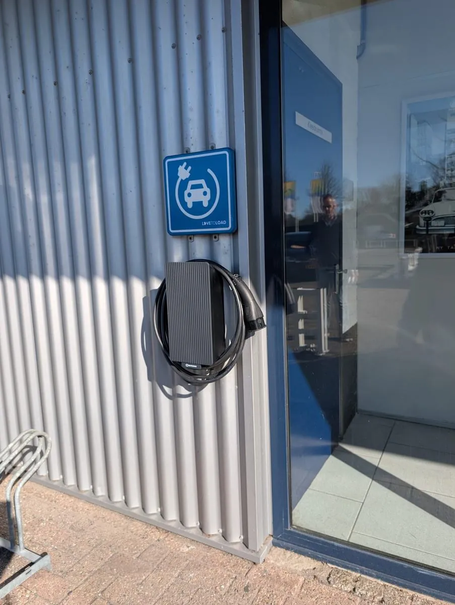 TeltoCharge-laadpaal aan de gevel van een bedrijfspand in Bemmel