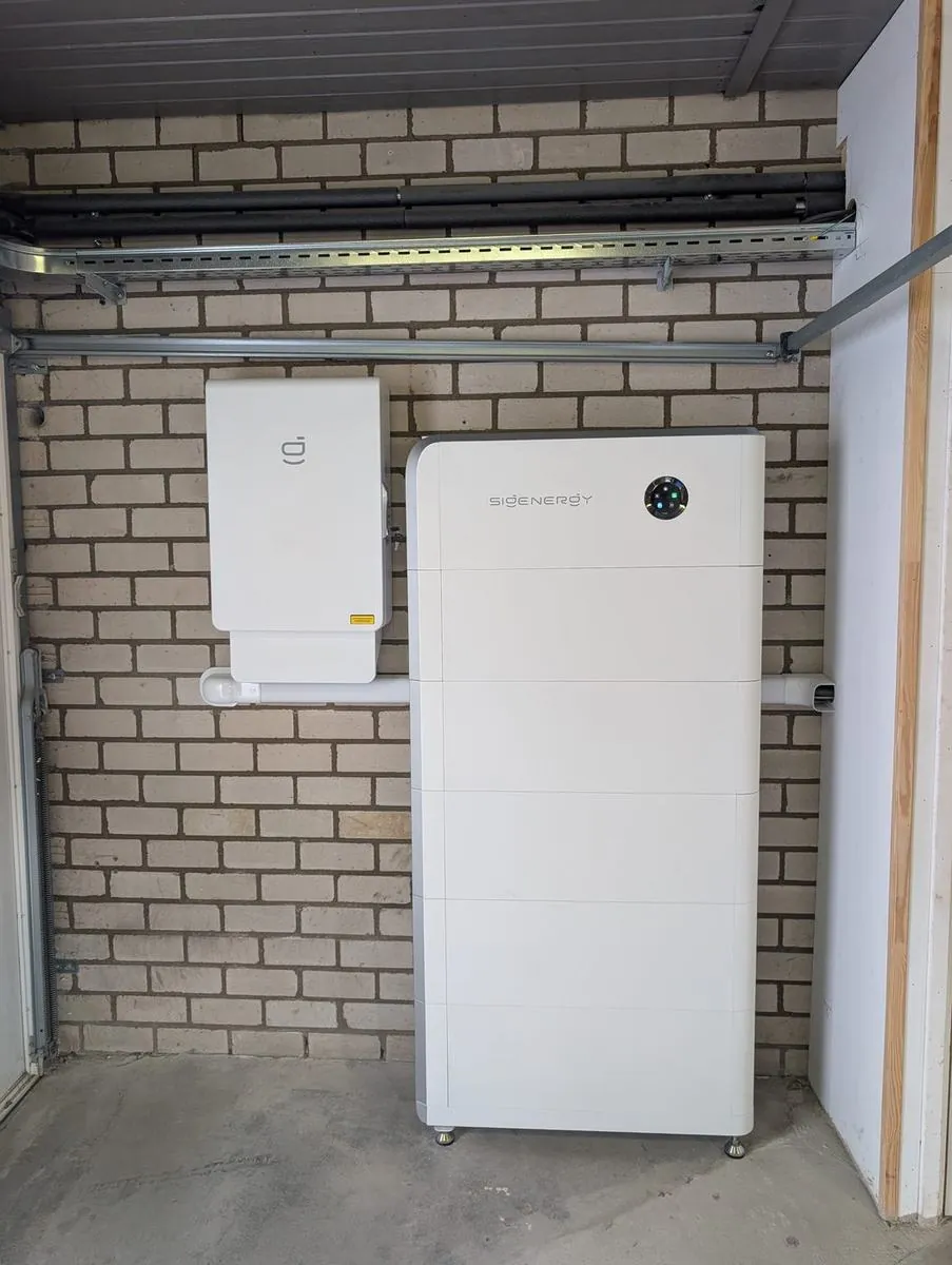 Sigenergy-thuisbatterij met omvormer tegen de muur van een garage in Beneden-Leeuwen