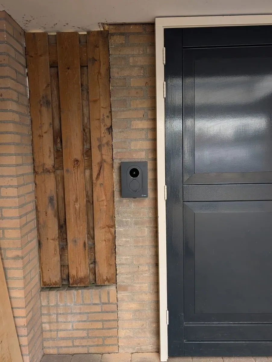 Zaptec-laadpaal naast de donkere voordeur van een woning in Beneden-Leeuwen