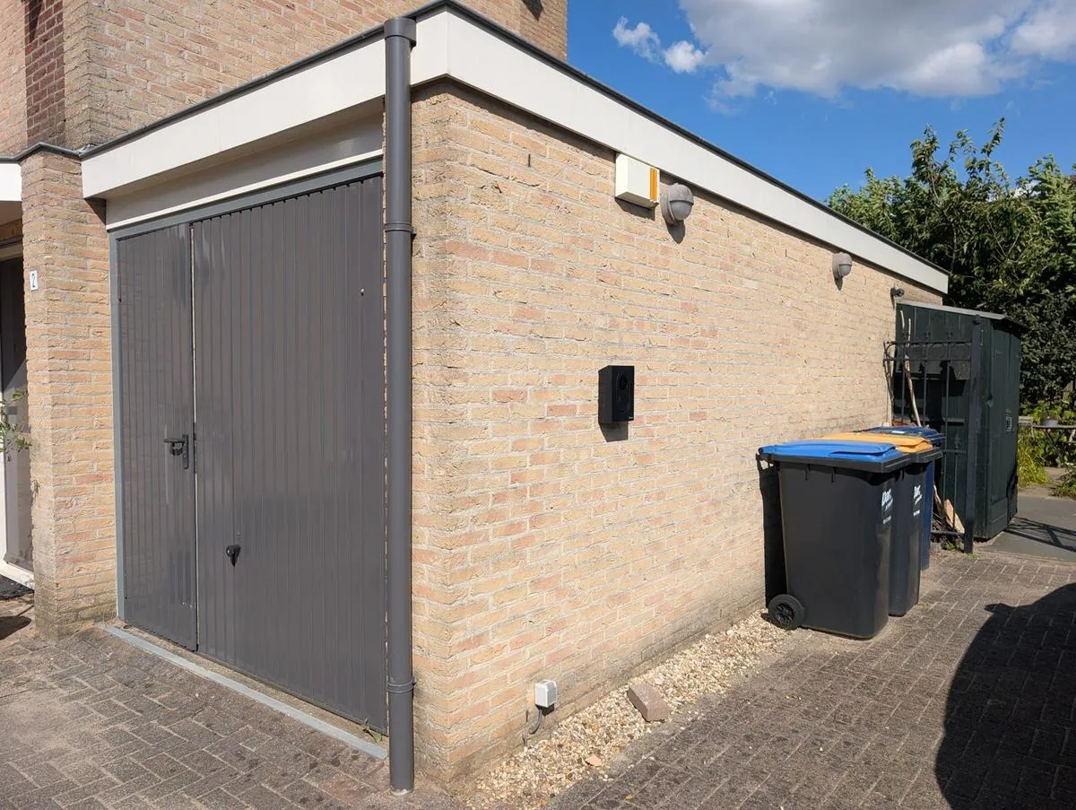 Zaptec-laadpaal aan de garagemuur van een woning in Beuningen