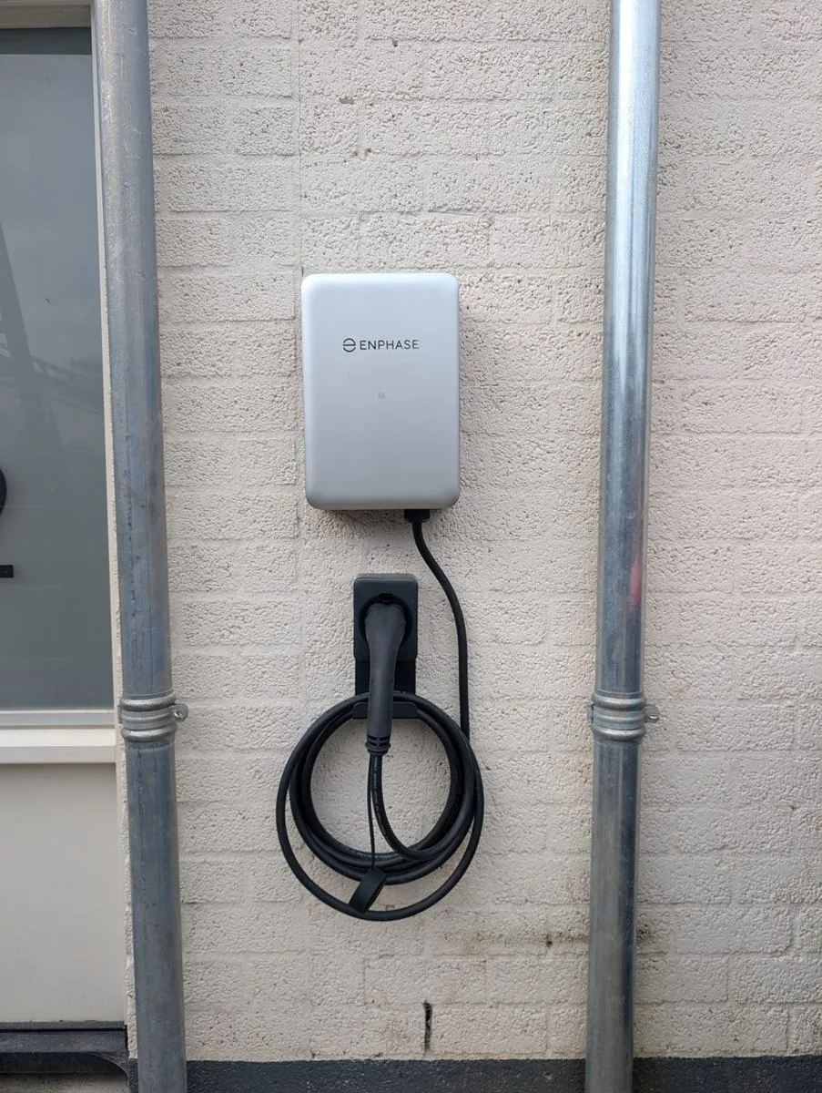 Enphase-laadpaal aan de gevel van een woning in Den Bosch