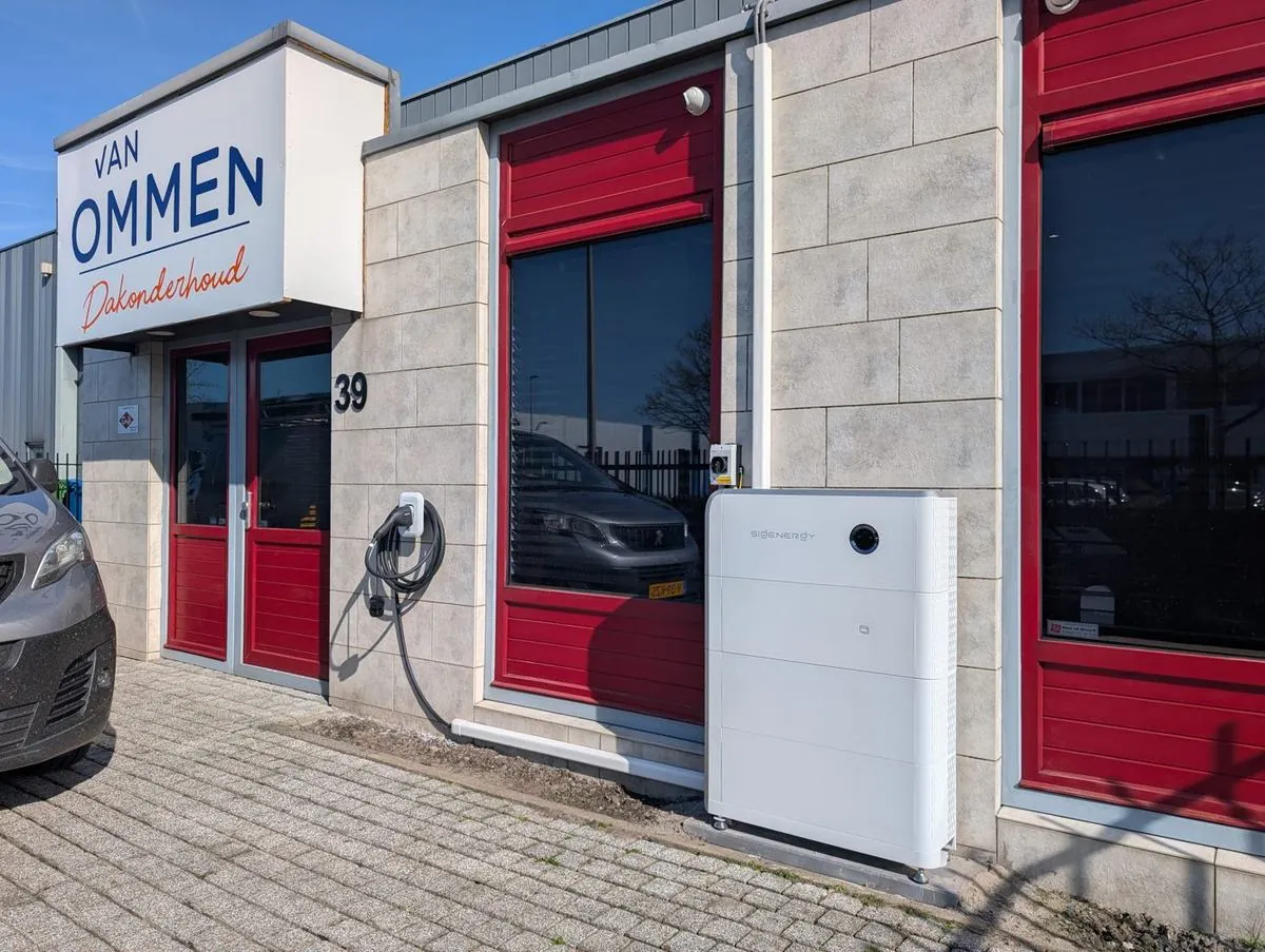 Bedrijfspand van Van Ommen Dakonderhoud met laadpunt en Sigenergy-batterij aan de gevel