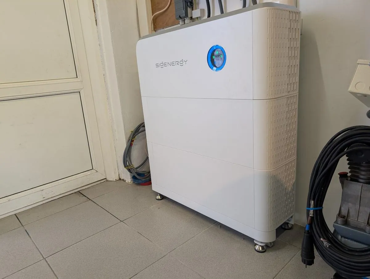 Sigenergy-thuisbatterij met omvormer in een berging in Huissen