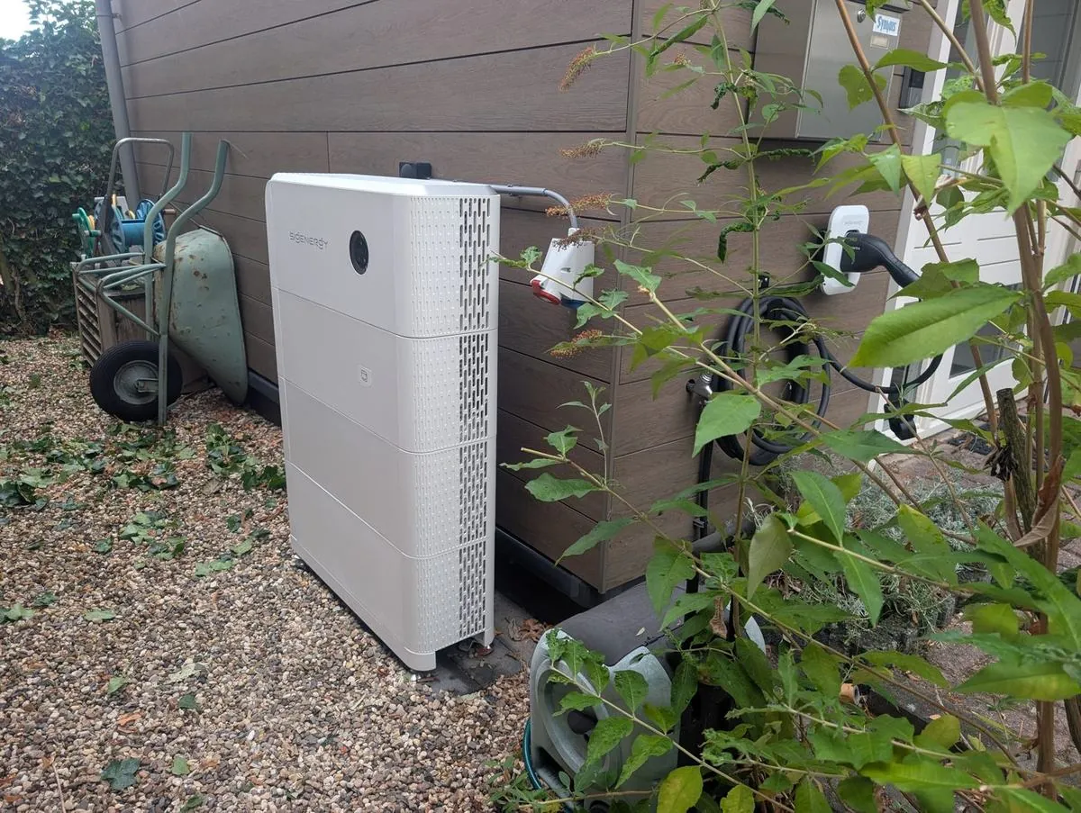 Sigenergy-thuisbatterij in buitenopstelling naast een woning in Huissen