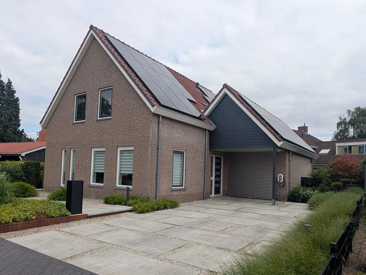 Woning in Loo met full-black zonnedak en Sigenergy DC-lader op de oprit