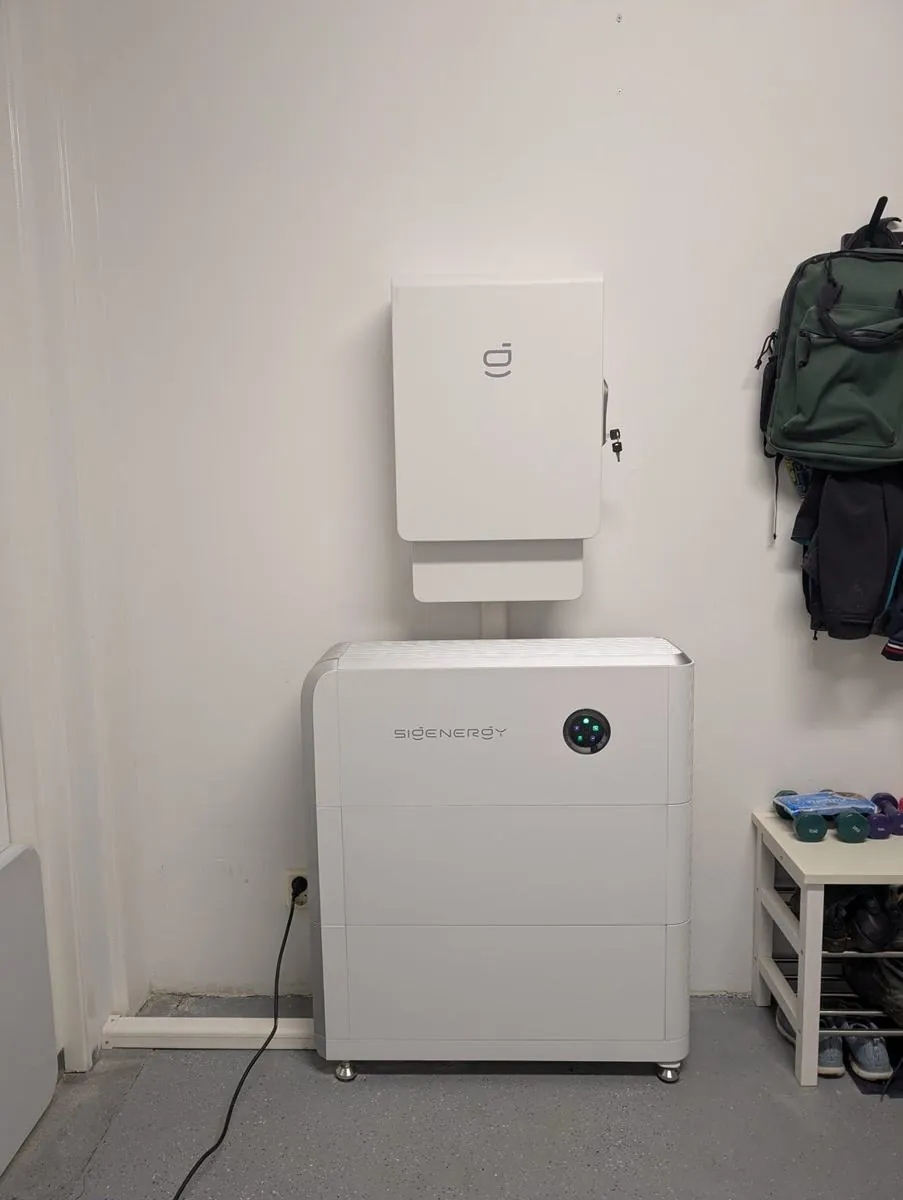 Sigenergy-thuisbatterij met gateway in een garage in Veghel