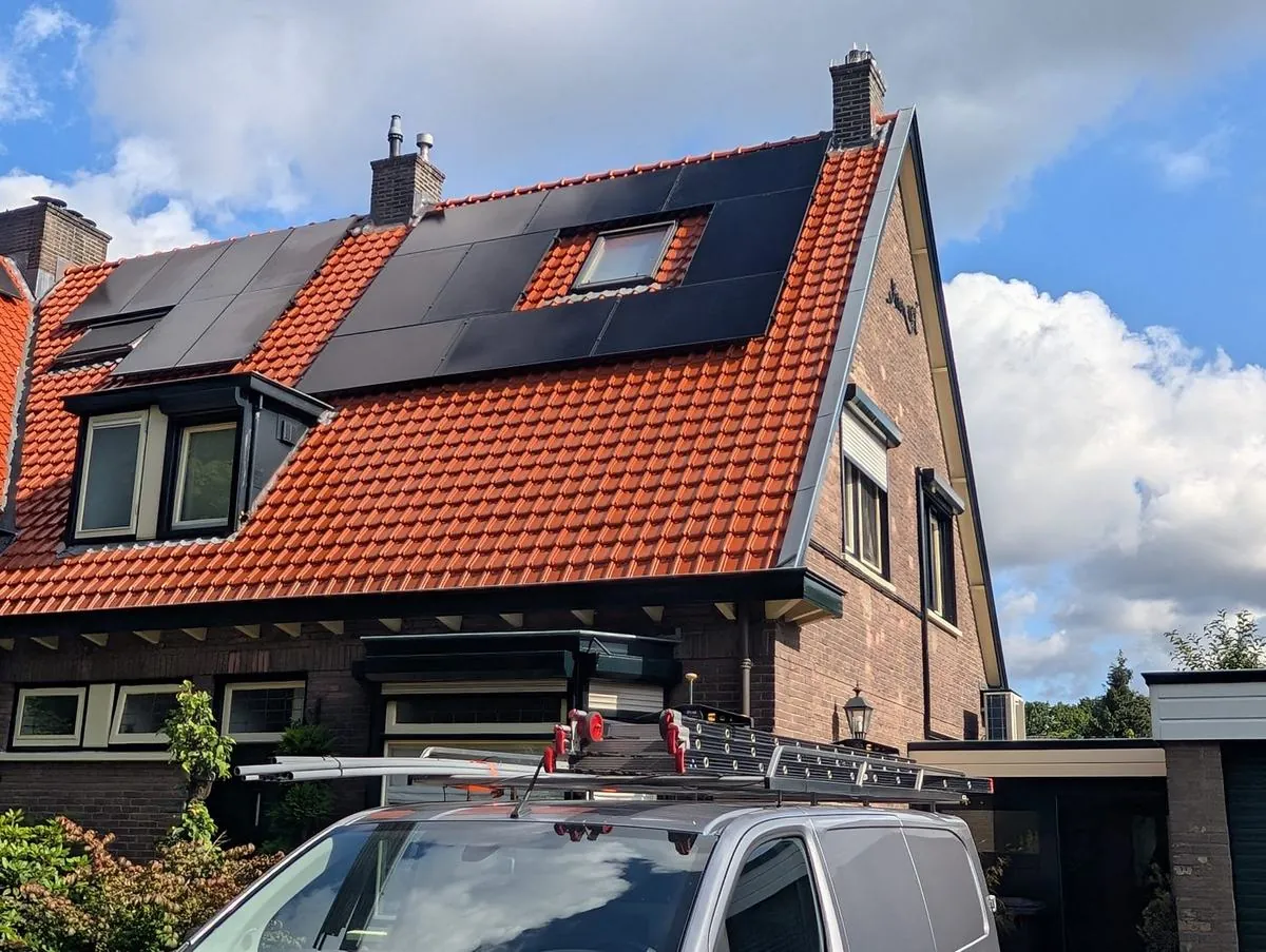 Woning in Velp met full-black zonnepanelen op een rood pannendak