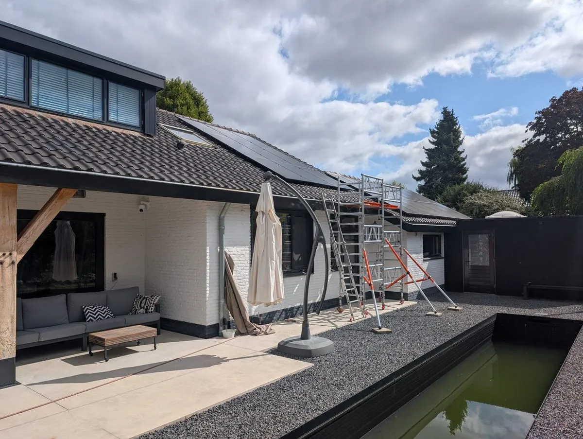 Moderne bungalow in Westervoort met zonnepanelen, gezien vanaf het terras met zwembad
