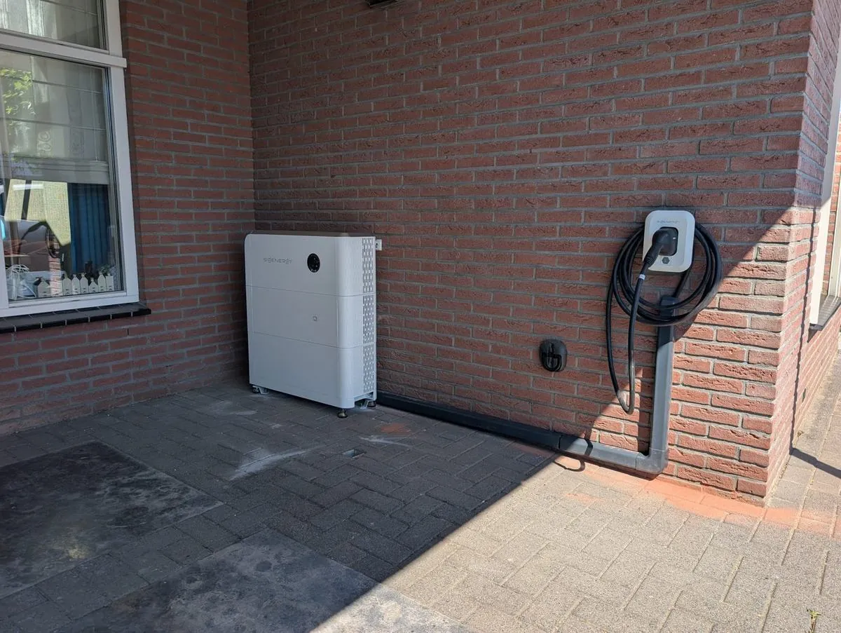 Sigenergy-thuisbatterij en DC-lader aan de gevel van een woning in Wijchen
