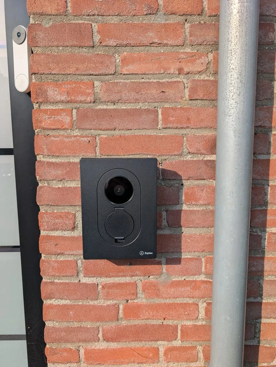 Zaptec-laadpaal aan een bakstenen gevel in Wijchen