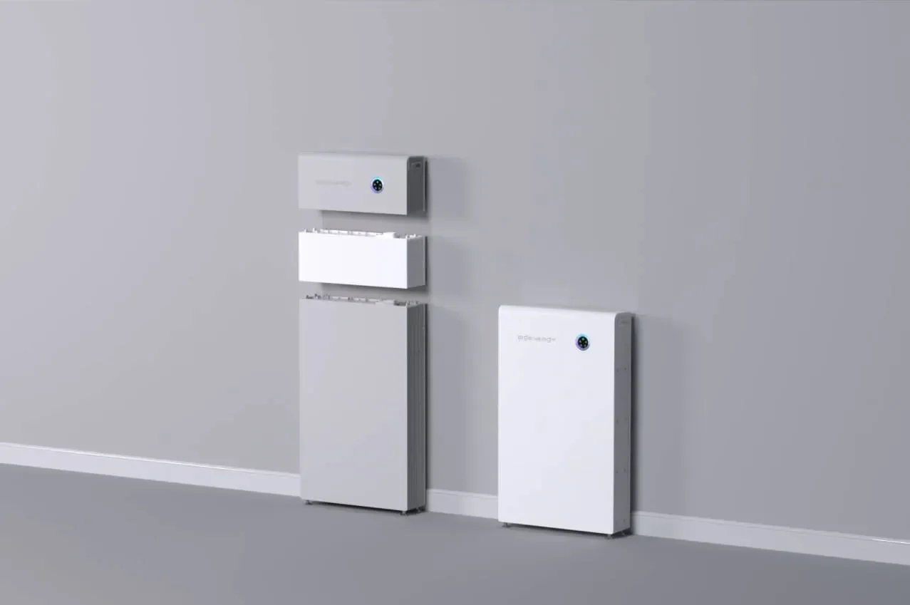 SigenStor Neo naast een geopende opstelling met losse batterijpakketten