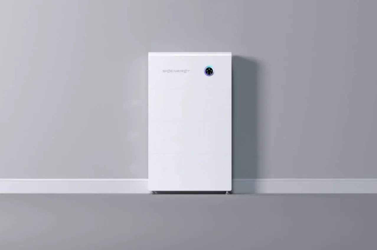 Sigenergy SigenStor Neo tegen een lichtgrijze wand in een woning