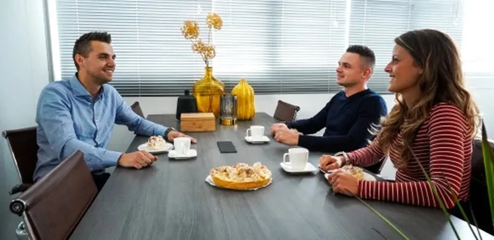 Het team van Laadspot in overleg met klanten aan de vergadertafel